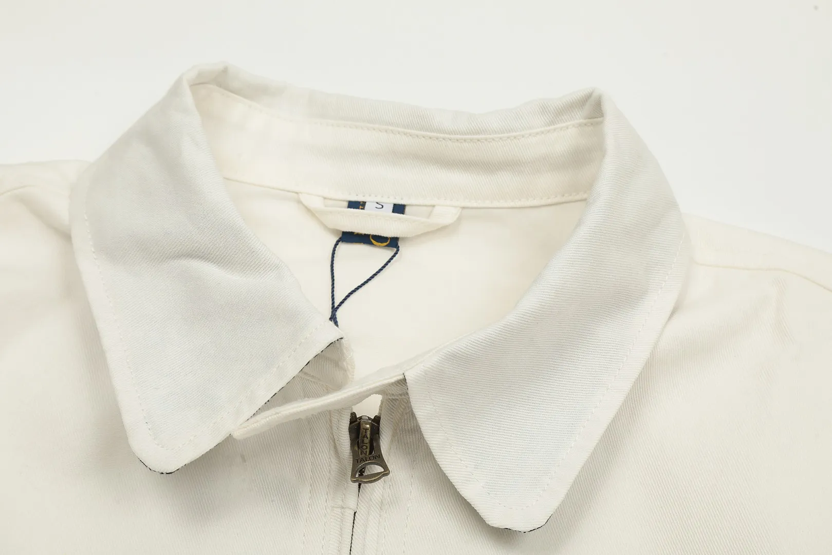 P340 top quality" Style number: 8088# [Ralph Lauren veteran pony embroidered veteran jacket] ✅Ralph Lauren blue and white contrasting lapels, white veteran short retro flight jacket ✅The face is made of no-wash twill washed cotton, soft and tangible ✅Customized laser tortoise RL original hand-stitched buckle ✅Vintage bronze natural paint double-open zipper ✅Gentle retro white stand-up collar versatile jacket. The upper body is very flattering. Versatile style YYDS~ ✅The upper body is simple and easy to match. A must-have for goddess ootd. Good-looking clothes are never picky. A must-have in the goddess's wardrobe. Size: S-XL Color: Off-white
